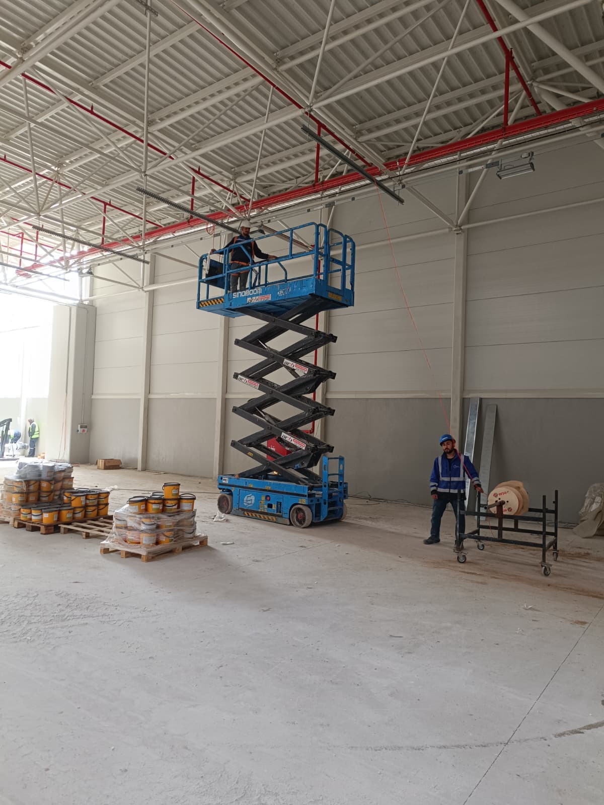Depo içinde makaslı platform ile raf/tavan çalışması